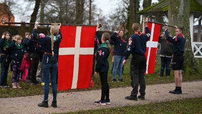 Broagerspejderne & Broager Pigespejder ruller fanen ud i mens der gøres honnør